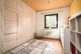 Qualzow-28 - Einfamilienhaus mit 3 Garagen und zwei Gästewohnungen in naturnaher Lage
