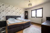 Elternschlafzimmer - Einfamilienhaus mit 3 Garagen und zwei Gästewohnungen in naturnaher Lage