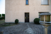 Bild - Einfamilienhaus mit 3 Garagen und zwei Gästewohnungen in naturnaher Lage