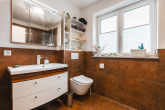 Gäste-WC mit Dusche - Modernes Einfamilienhaus aus dem Baujahr 2023 – hochwertige Ausstattung