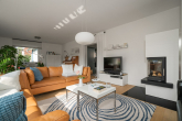 Wohnzimmer - Licht, Raum und Design – Ihr modernes Zuhause auf großem Grundstück