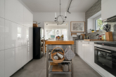 Küche - Licht, Raum und Design – Ihr modernes Zuhause auf großem Grundstück