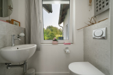 Gäste-WC - Licht, Raum und Design – Ihr modernes Zuhause auf großem Grundstück