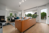 Wohnzimmer - Licht, Raum und Design – Ihr modernes Zuhause auf großem Grundstück