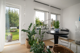 Wohnzimmer - Licht, Raum und Design – Ihr modernes Zuhause auf großem Grundstück