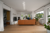 Wohnzimmer - Licht, Raum und Design – Ihr modernes Zuhause auf großem Grundstück