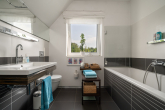 Badezimmer - Licht, Raum und Design – Ihr modernes Zuhause auf großem Grundstück