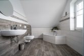 Neuwertiges Einfamilienhaus mit freiem Blick in die Natur - Badezimmer
