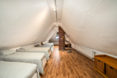 Schlafzimmer-Spitzboden - Zeitlose Inselarchitektur trifft modernen Wohnkomfort – Ein Wohntraum auf Ummanz