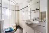 Badezimmer - Wohnen mit Mehrwert – 3-Zimmer-Eigentumswohnung inklusive Garage und kleiner Gartenfläche