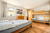 Schlafzimmer - Ferienbungalow nahe der Müritz mit Bootsliegeplatz – sofort urlaubsbereit
