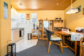 Wohnzimmer/Küchenzeile - Top-Lage in erster Reihe, nur ca. 100 m zum Bootsliegeplatz