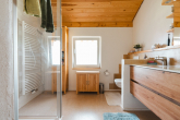 Duschbad - Wohnen mit Werkstatt und Gartenparadies