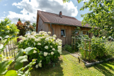 Bild - Wohnen mit Werkstatt und Gartenparadies