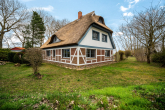 Bild - Vom Stadtlärm zur Boddenruhe – Reetdachhaus auf Ummanz mit Weitblick und Perspektive