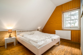 Schlafzimmer DG II - Vom Stadtlärm zur Boddenruhe – Reetdachhaus auf Ummanz mit Weitblick und Perspektive