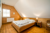 Schlafzimmer DG I - Vom Stadtlärm zur Boddenruhe – Reetdachhaus auf Ummanz mit Weitblick und Perspektive