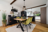 Wohnzimmer/Küche - Bauernhaus mit modernisiertem Wohnbereich, großem Grundstück und zusätzlichem Naturgrundstück