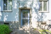 Charmante 2-Zimmer Altbauwohnung in Berlin mit Einbauküche, Dielenboden und Keller - Haustür