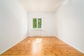 Charmante 2-Zimmer Altbauwohnung in Berlin mit Einbauküche, Dielenboden und Keller - Schlafzimmer