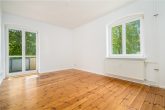 Charmante 2-Zimmer Altbauwohnung in Berlin mit Einbauküche, Dielenboden und Keller - Wohnzimmer