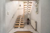 Verlockendes Einfamilienhaus mit Charme und Komfort - Treppe ins Untergeschoss