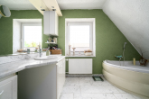 Badezimmer - Einfamilienhaus mit Gästewohnung und liebevoll angelegtem Garten
