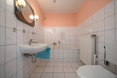 Badezimmer - Ihr neues Zuhause: Gepflegte DHH mit Garten & Ausbaupotenzial