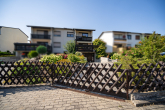 Ansicht Front - Doppelhaushälfte – Familienidylle mit Garten, Kamin und Garage