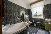 Badezimmer - Doppelhaushälfte – Familienidylle mit Garten, Kamin und Garage
