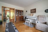 Wohnzimmer - Doppelhaushälfte – Familienidylle mit Garten, Kamin und Garage