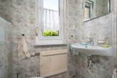 Gäste-WC EG - Doppelhaushälfte – Familienidylle mit Garten, Kamin und Garage