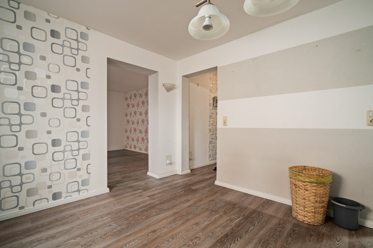 Blick vom Esszimmer zum WZ & Flur