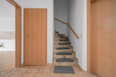 Flur/Treppe ins DG - Doppelhaushälfte mit Seeblick auf den Plätlinsee