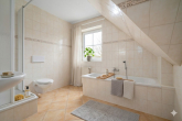 Badezimmer KI home staging - Doppelhaushälfte mit Seeblick auf den Plätlinsee