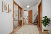 Flur KI home staging - Doppelhaushälfte mit Seeblick auf den Plätlinsee