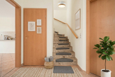 Flur/Treppe ins DG KI home staging - Doppelhaushälfte mit Seeblick auf den Plätlinsee
